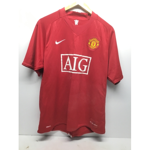 274 - Manchester United home shirt from 2007 season with Ronaldo to the rear and the iconic number 7 size ... 