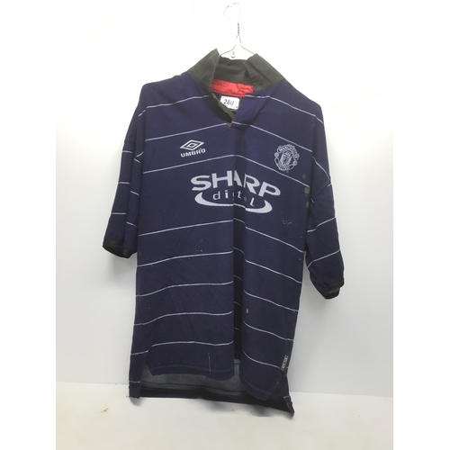 280 - Manchester United away shirt from the 1999-2000 season with Keane to the rear and number 16 size L