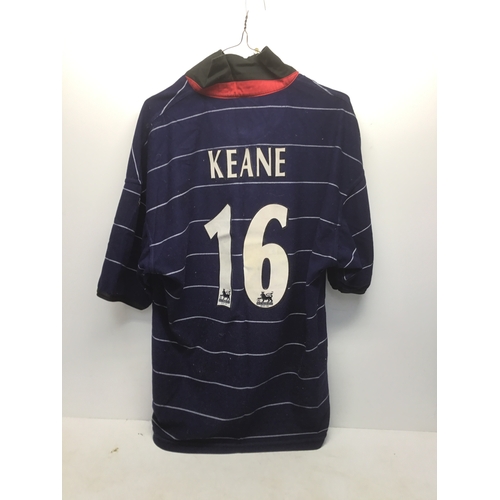 280 - Manchester United away shirt from the 1999-2000 season with Keane to the rear and number 16 size L