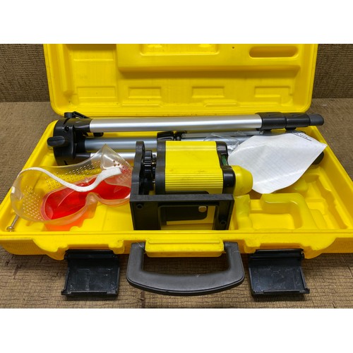 287 - Large mixed tools including: Hot air gun, 135w sander, bow saws and bosch circular saw.