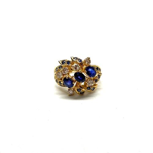 1135 - Stunning 18ct gold diamond and sapphire cluster cocktail ring Size M 7.4g.