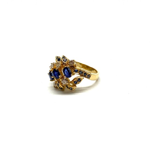 1135 - Stunning 18ct gold diamond and sapphire cluster cocktail ring Size M 7.4g.