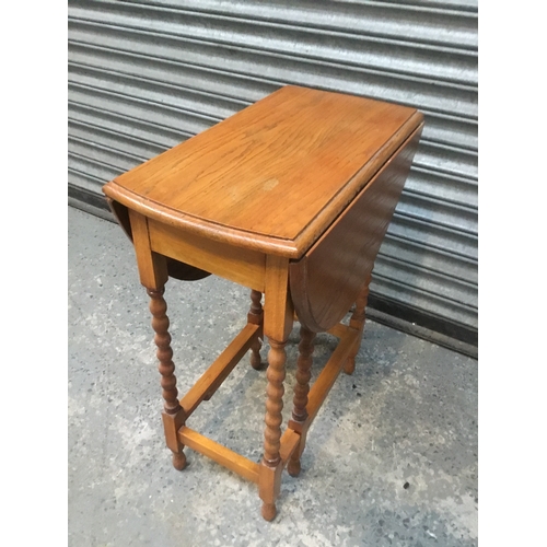 58 - Small oak drop leaf table with barley twist legs 88cm x 59cm (open)