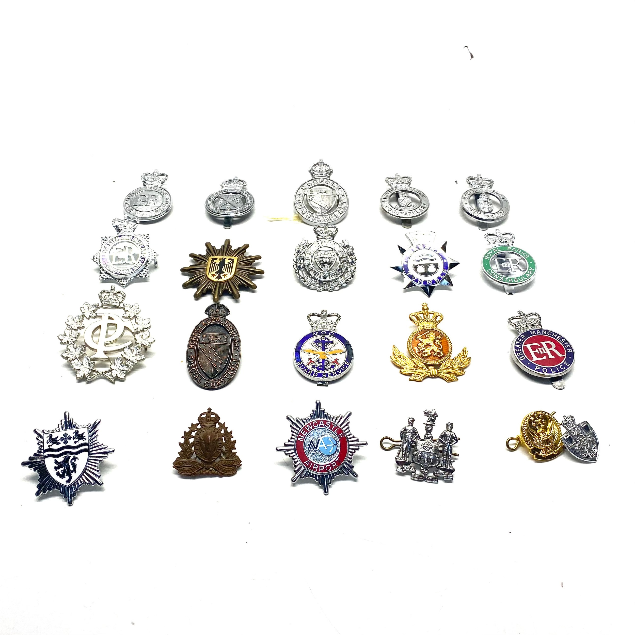 A selection of cap badges including MOD guard service, Huntingdonshire ...