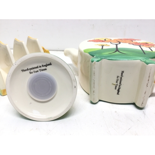985 - Past Times Clarice Cliff inspired items including teapot, toast rack and lamp
