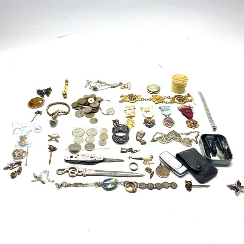 994 - Mixed rummaging lot including: Silver coins, zippo lighter and Masonic Jewels.