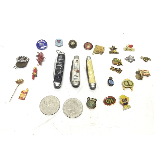 1015 - Pin badges including Coventry and Leeds football club, south wales borderers and penknives