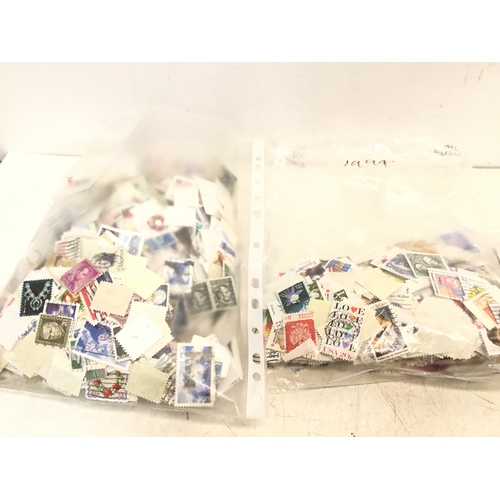 805 - A large quantity of American stamps