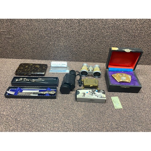 865 - collectable items including a sterling silver hande grapefruit knife, mother of pearl opera glasses ... 