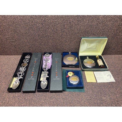 867 - Dalvey Scottish whiskey items, including a pocket flask and a pocket cup, plus 2 hand-cast pewter We... 