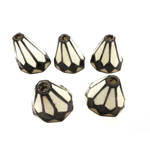 922 - A set of five Tiffany style leaded glass lamp shades 9cm