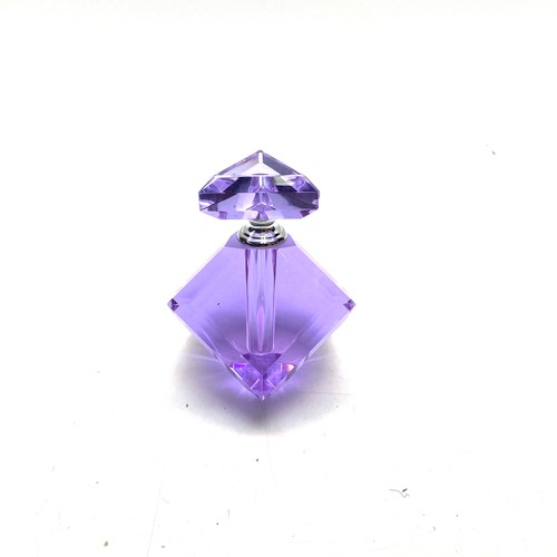 906 - A heavy, Art Deco-style perfume bottle in a geometric diamond shape, featuring a rose pink colour.
