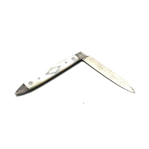 1176 - Sterling silver folding fruit knife with a folding blade and mother-of-pearl. Early example with hal... 