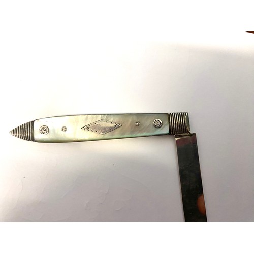1176 - Sterling silver folding fruit knife with a folding blade and mother-of-pearl. Early example with hal... 