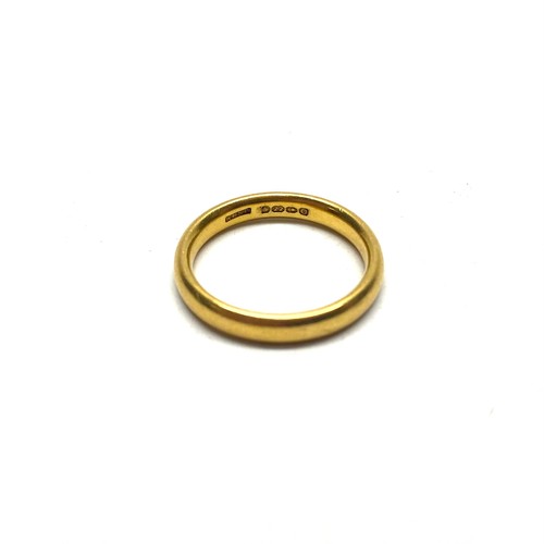 1340 - 22ct gold wedding band size M and 4.8g.&nbsp;