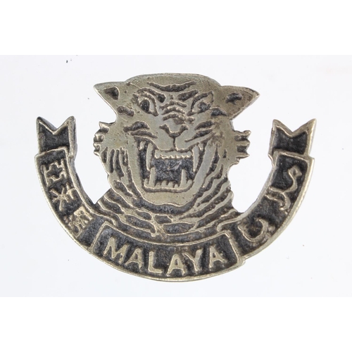 120 - Badge a Malaya Scouts field cast cap badge, local tribes commanded by Allied Officers & NCOs behind ... 