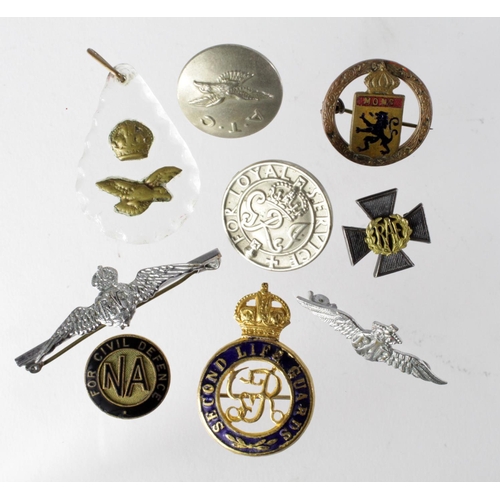 153 - Badges - (8) + 1x button Military/Wartime related, 4x RAF related items noted