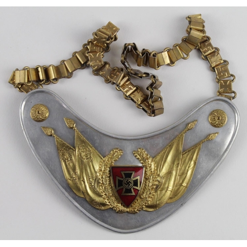 490 - German Gorget Fahnentrager Soldatenbund in very good condition complete with all links each stamped ... 