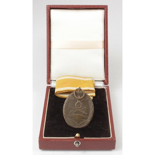 718 - German WW2 West Wall medal in fitted case