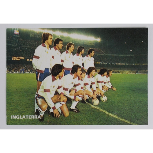 2677 - England Team Football postcard issued in Spain by Gradesa Barcelona, 26/3/1980. Signed to the revers... 