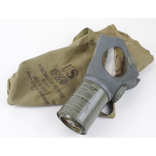 824 - WW2 US civilian gas mask in its original shoulder bag.