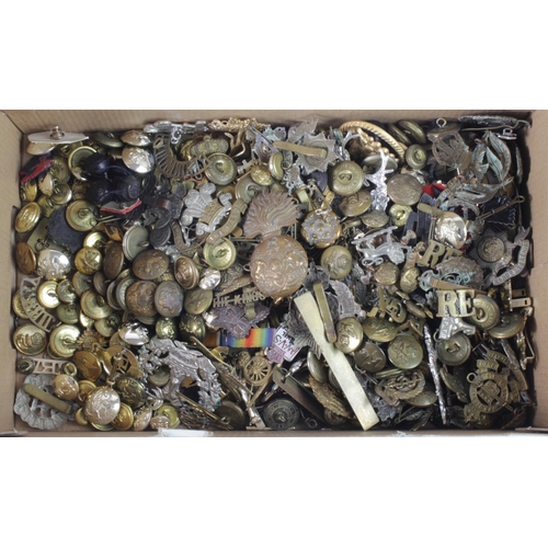 121 - Badges etc - shoebox of material inc Cap Badges (spread of ages), shoulder titles, buttons, collars,... 