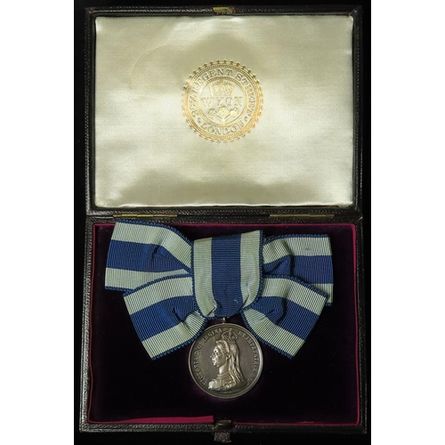 1217 - Jubilee Medal 1897 in silver with female ribbon, in original Wyon case.