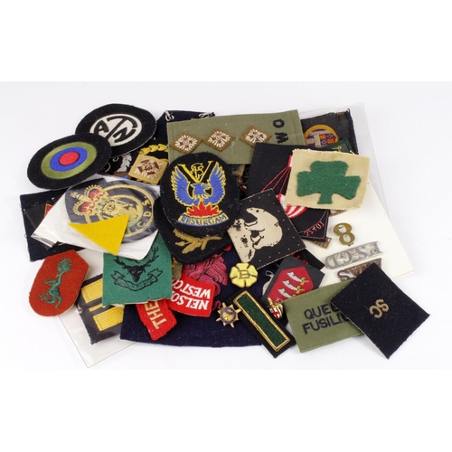 1131 - Cloth badges, titles, Div Patches, and a few pin badges, etc. (approx 51 items)