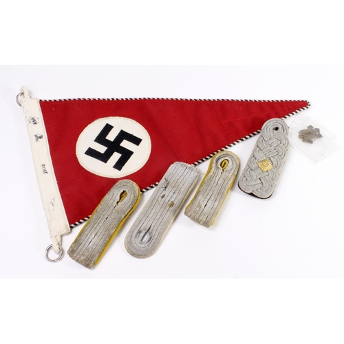 1309 - German WW2 pennant with 4x Army epaulettes.