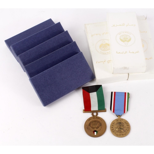 1401 - Kuwaiti Liberation Medal 4th grade, 3x cased but cases damaged. Plus boxed USA Vietnam Medals x5, an... 