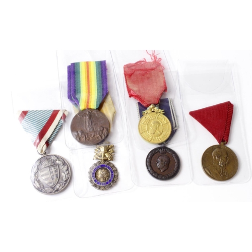 1421 - Medals collection of six foreign WW1 & WW2 six of.