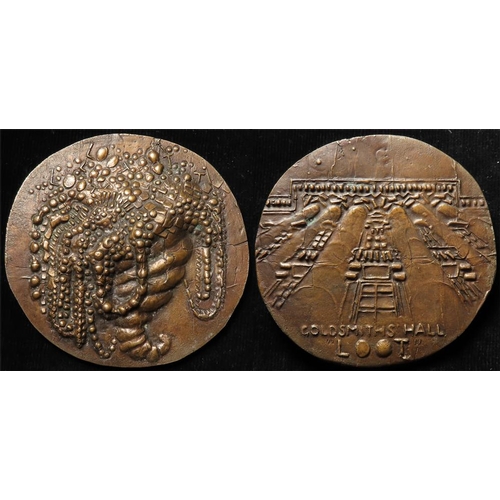 763 - Goldsmiths' Company (founded 1300 in the City of London) bronze medal of c.80mm. Depicts the Goldsmi... 