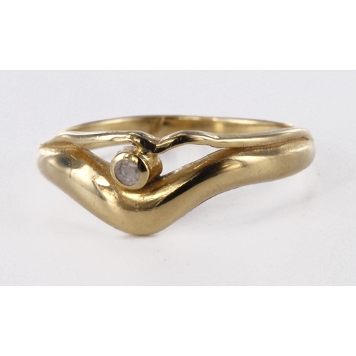 90 - 14ct yellow gold shaped band ring set with single cz, finger size Q, weight 2.5g