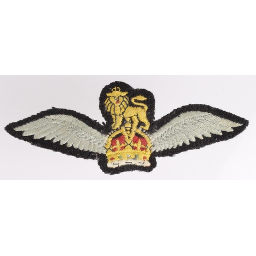 1621 - Cloth Badge: Glider Pilot WW2 wings 1st pattern badge in excellent worn condition.