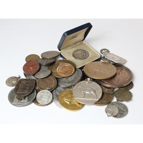 852 - World Commemorative Medals, Plaques & Awards (32) 19th-20thC assortment, silver noted.