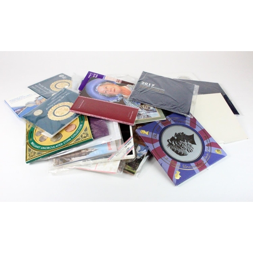 939 - GB Commemorative Coin Presentation Packs & BU Sets (30) mostly Royal Mint, base metal issues up to m... 