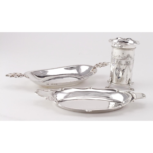 599 - Mixed silver items consisting of two small silver dishes (hallmarked London 1911 & 1936) along with ... 