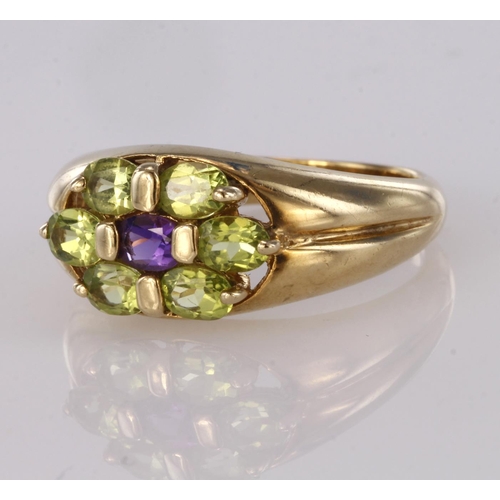 81 - 9ct yellow gold band ring set with amethyst and peridot floral cluster, finger size O, weight 3,8g