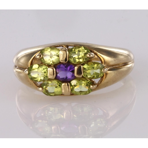 81 - 9ct yellow gold band ring set with amethyst and peridot floral cluster, finger size O, weight 3,8g