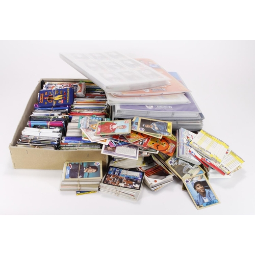 712 - Trading cards, crate containing many football cards in albums, in original packets & loose, UK & USA... 