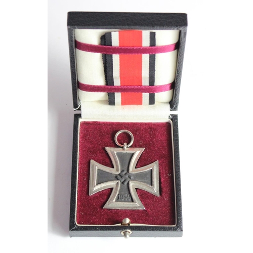 1438 - German Iron Cross 2nd class in fitted case both very good copies.