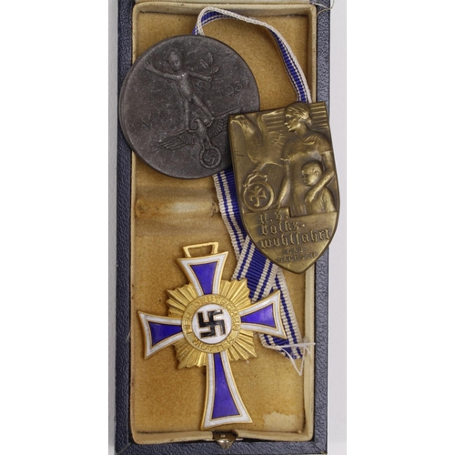 1471 - German Mothers Cross in gold, early AH inscription, cased, plus 2x mothering day badges