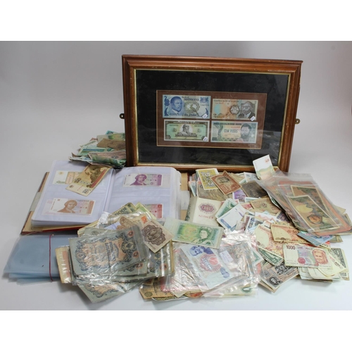 589 - World (over 1000 notes), a varied range of world notes in mixed grades from Uncirculated to Poor wit... 