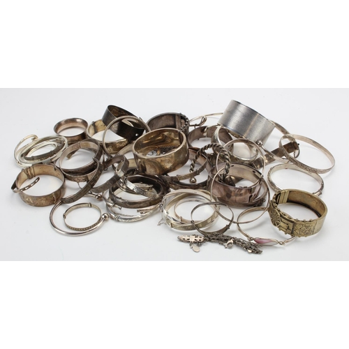 557 - Assortment of mixed silver / white metal bangles & bracelets. Total weight approx 880g