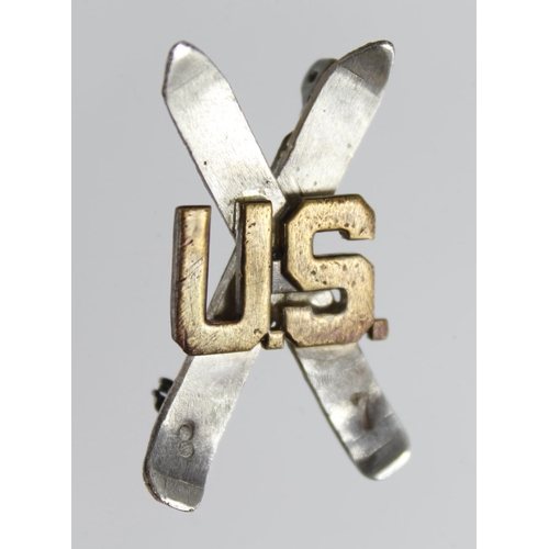 1226 - WW2 silver US 10th Mountain Division Ski Hat Badge.