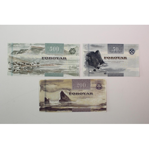 598 - Faeroe Islands (3) 500 Kronur dated 2011, serial C0111A 047009A (TBB B220, Pick32), 200 Kronur dated... 