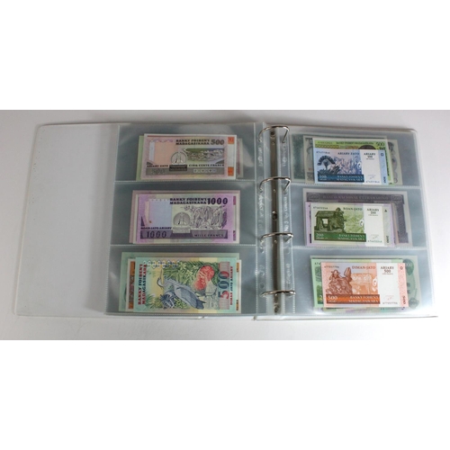 905 - World, Africa (151) a superb collection of Uncirculated notes in an album, Algeria, Angola, Biafra, ... 