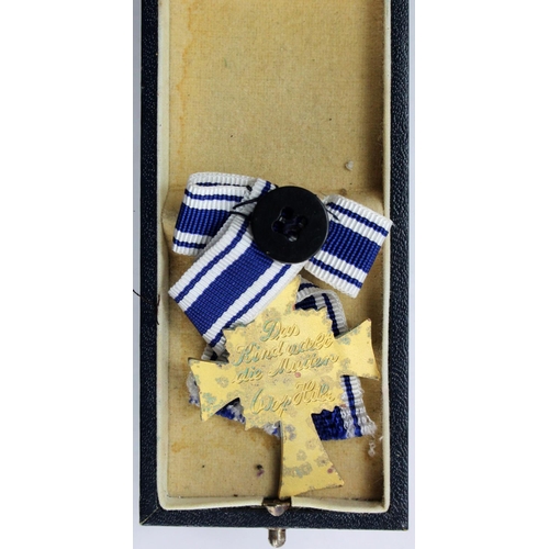 712 - German Nazi Mothers cross in gold, in fitted correct case, early Hitler dedication