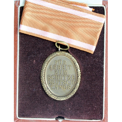 781 - German West Wall medal in De-Luxe fitted case, marked inside Dr.Fritz Todt prize