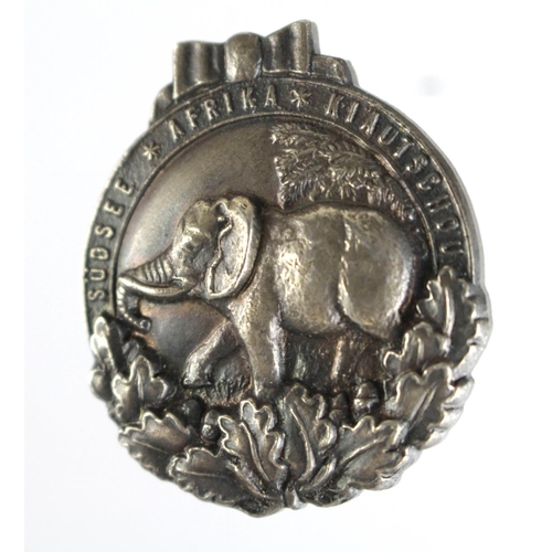 864 - Imperial German WW1 Colonial Service Badge (elephant type) marked on the reverse 'Ges Geschutz' and ... 